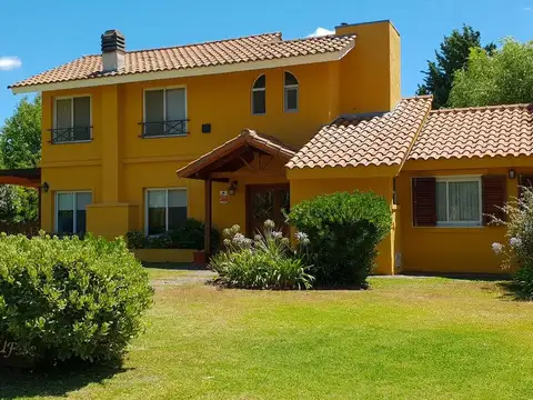 Casa 4 ambientes con 3 baños