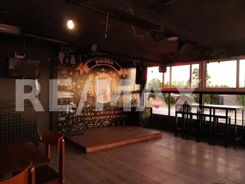 Casa 8 ambientes con 2 baños