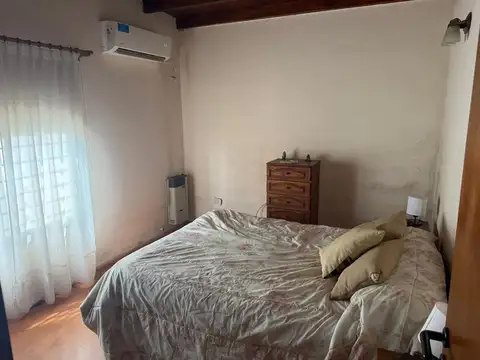 VENTA CASA 4 AMBIENTES EN ESQUINA CON JARDÍN Y PARRILLA