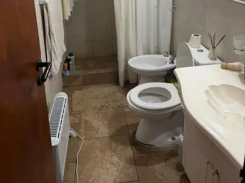 VENTA CASA 4 AMBIENTES EN ESQUINA CON JARDÍN Y PARRILLA