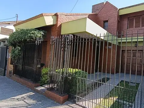 VENTA CASA 4 AMBIENTES MERLO PARQUE COCHERA
