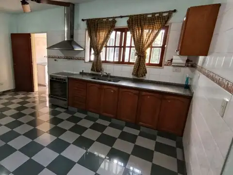 VENTA CASA 4 AMBIENTES MERLO PARQUE COCHERA