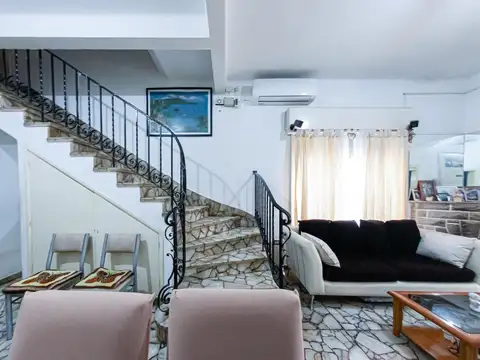 Casa en Venta con 2 cocheras