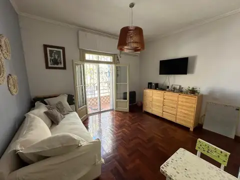 VENTA PH en Zona Residencial de Villa Pueyrredón - 4 ambientes - refaccionado a nuevo, con terraza, quincho y parrilla - muy luminoso - DUEÑO DIRECTO - APTO CRÉDITO - Sin expensas - Sup. Total 194 metros cuadrados - Excelente estado