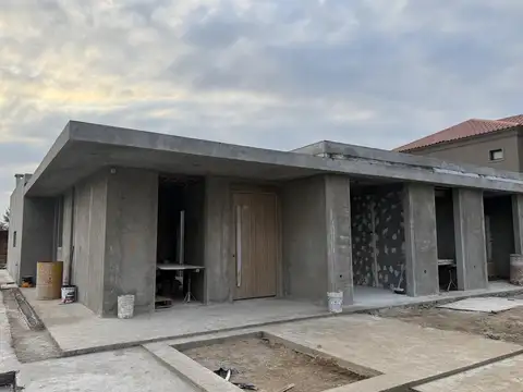 Casa en Venta con 4 cocheras
