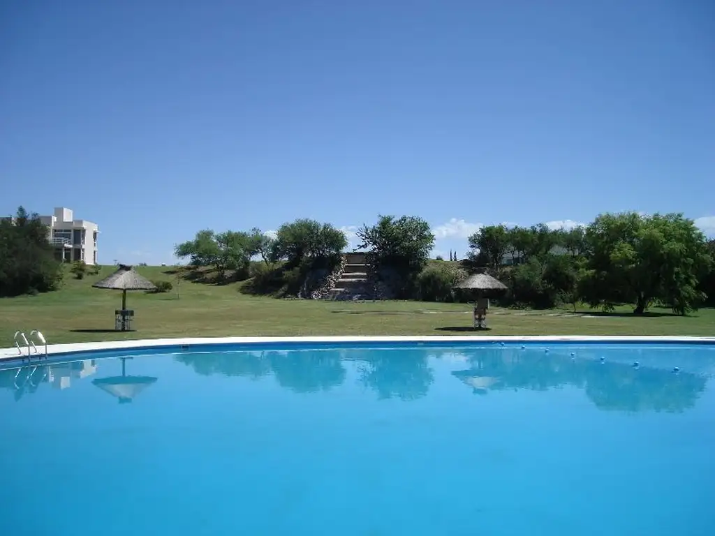 Áreas comunes piscina, juegos, club-house en Riverside Country Club