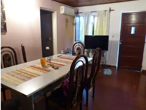 Casa 4 ambientes con 2 baños