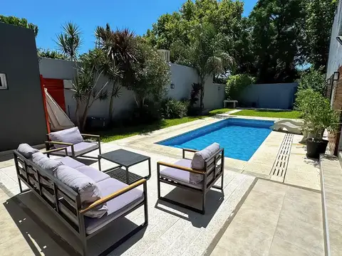 CASA CON PILETA EN LOMAS DE ZAMORA