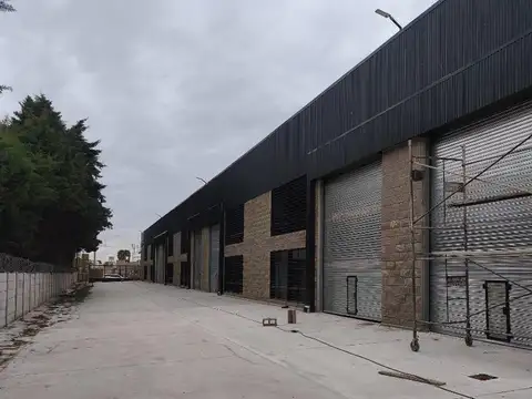 Galpón de 250m² en complejo de 12 galpones. Seg 24hs