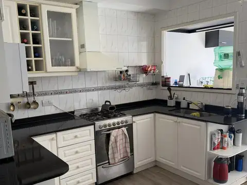 Triplex con jardin y quincho en venta en Olivos