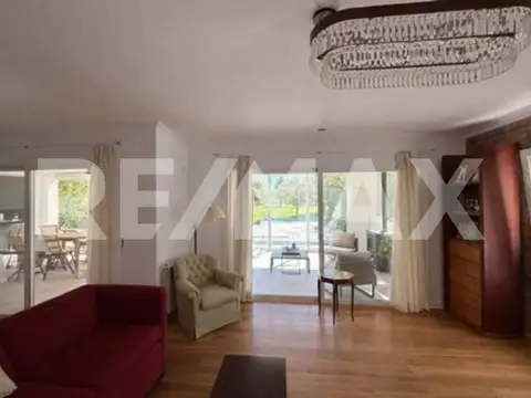 Casa 8 ambientes con 3 baños