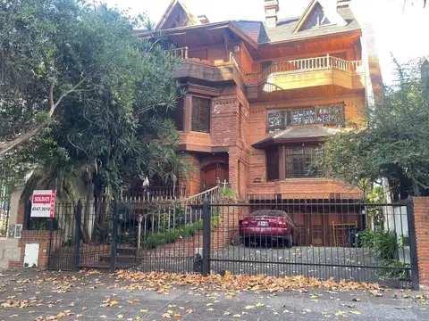 Excelente residencia - en Belgrano R- ideal uso familiar o embajada-jardín y piscina.