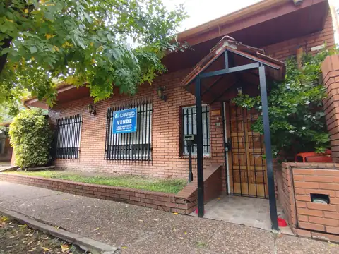 Chalet es esquina de 3 ambientes con parque y quincho