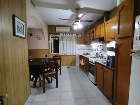 Chalet es esquina de 3 ambientes con parque y quincho