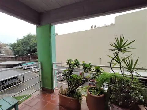 Excelente 3 Ambientes Amplio- Luminoso Con Balcón y COCHERA FIJA 