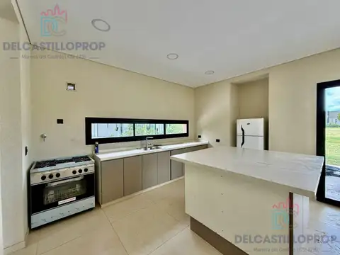 Casa en Venta con 3 cocheras