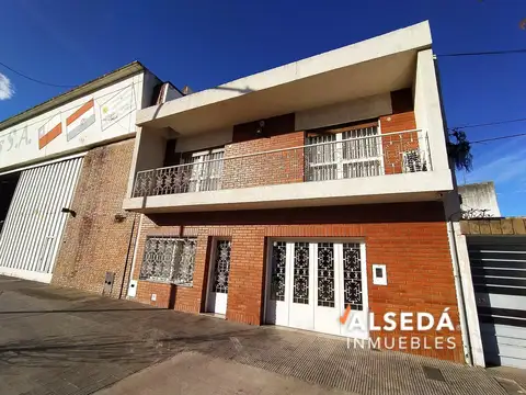 Casa de 3 Dormitorios - Cochera - Patio con quincho y parrilla. Excelente estado.
