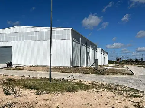 Deposito a estrenar sobre Colectora Au Bs As La Plata Km 30, c/portones para camiones containers.  A