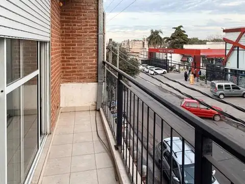 Julian Castro 1600, Piso 1