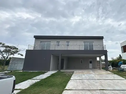 Casa 5 ambientes con 3 baños