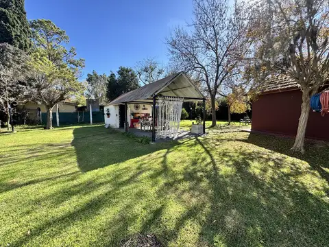 VENTA - CASA 3 DORMITORIOS CON PILETA, QUINCHO Y TERRENO DE 1400M2 - FUNES ZONA 8