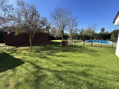VENTA - CASA 3 DORMITORIOS CON PILETA, QUINCHO Y TERRENO DE 1400M2 - FUNES ZONA 8