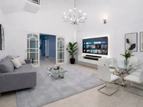 VENTA DE CASA EN 2 PLANTAS 4 AMBIENTES C/2 PATIOS EN BANFIELD ESTE