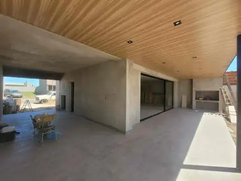 Venta casa Rincones de Manantiales, con seguridad 