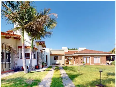 Casa en venta en Punta Lara, tres dormitorios, amplio parque.