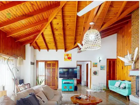 Casa 6 ambientes con 2 baños