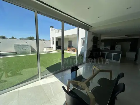 Casa 9 ambientes con 5 baños