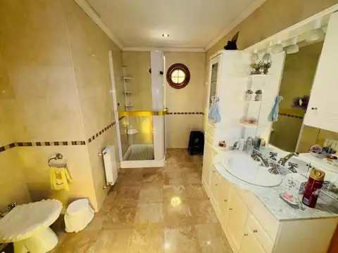 Casa en Venta con 7 cocheras