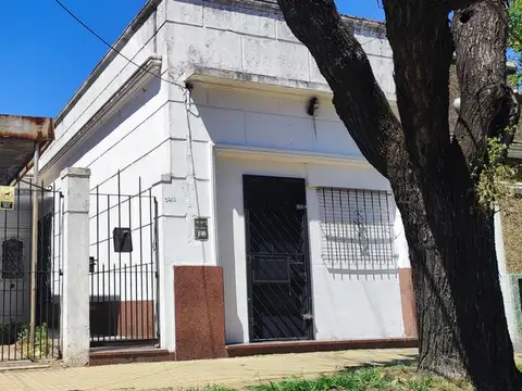 Casa 3 ambientes sobre amplio lote. + Local al frente