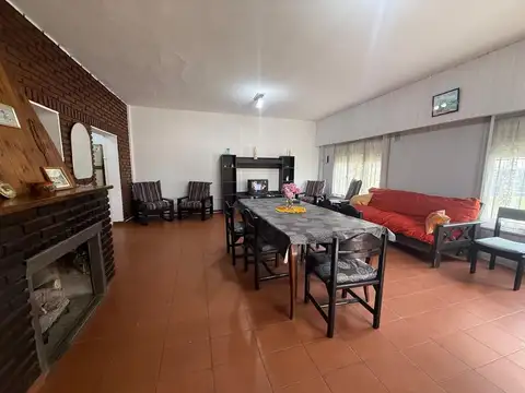 Casa 7 ambientes con 2 baños