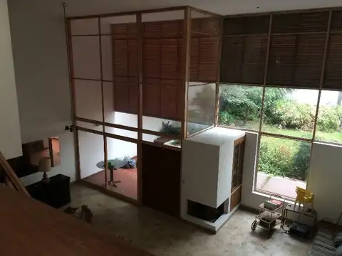 Casa en Villa Del Parque de estilo moderno con garage, patio y parque.