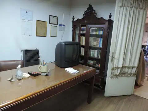 Casa céntrica gran terreno, ideal para desarrollo