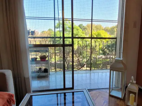 "Retasado"Excelente depto  4 amb al frente c/ cochera y baulera. Lavadero. Cocina comedor. 