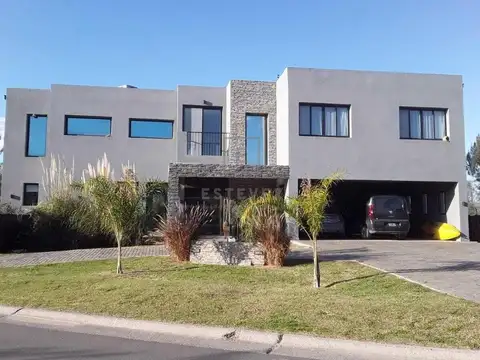 Casa de 3 dormitorios y pileta en venta, Barrio Cerrado, Escobar, G.B.A. Zona Norte