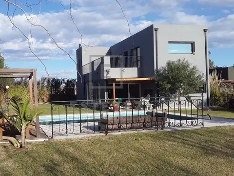Casa en Venta con 2 cocheras