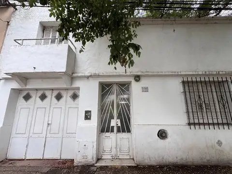 Casa céntrica 2 dormitorios con patio apta crédito
