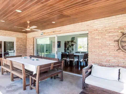 Casa 3 dormitorios Puerto Roldan con pileta