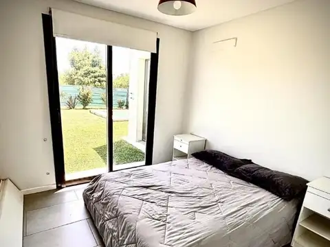 Casa en Alquiler con 4 cocheras