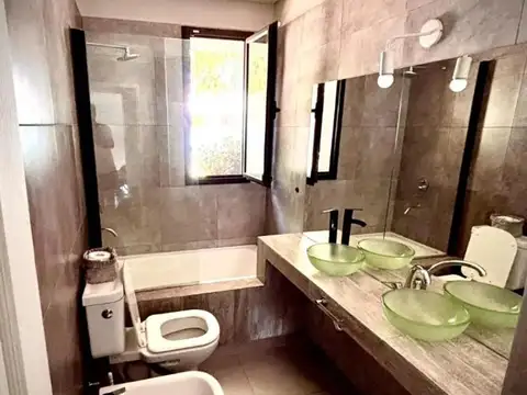 Casa 4 ambientes con 2 baños