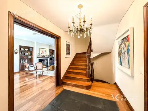 Casa 8 ambientes con 4 baños