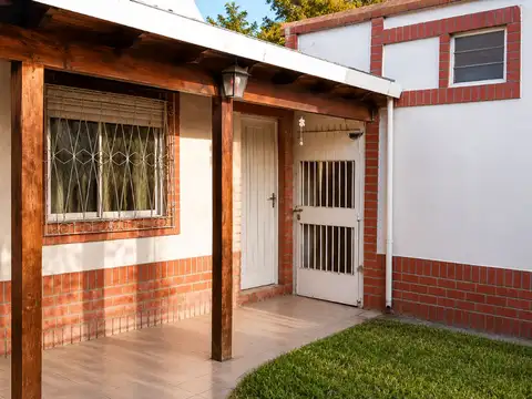 CASA VENTA 4 AMBIENTES G. DE LAFERRERE CON QUINCHO