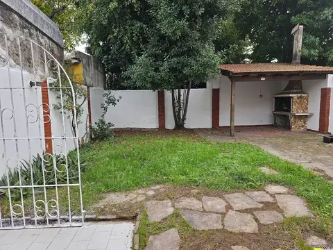 Casa con jardín, terraza y dos cocheras a metros de Av. Mitre y Panamericana- En Venta
