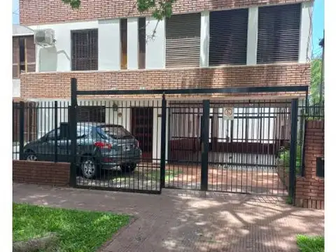 Casa de 1 dormitorio con cochera en PB. Maciel 251