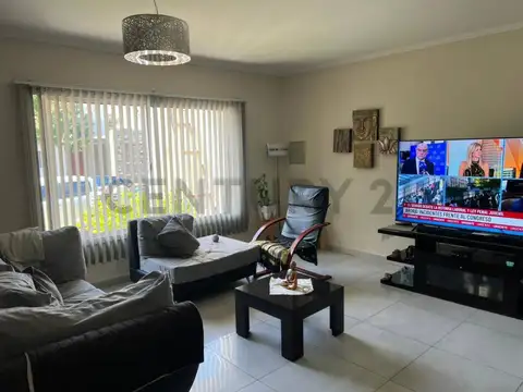 Casa en Venta con 2 cocheras