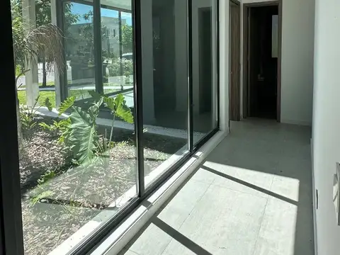 Casa 6 ambientes con 4 baños