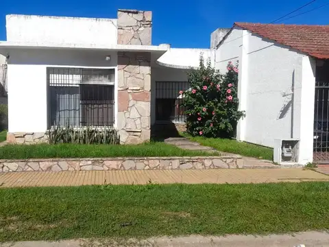 Casa en Venta de 5 ambientes. Patio con pileta. Cochera. Villa Fox, Zarate